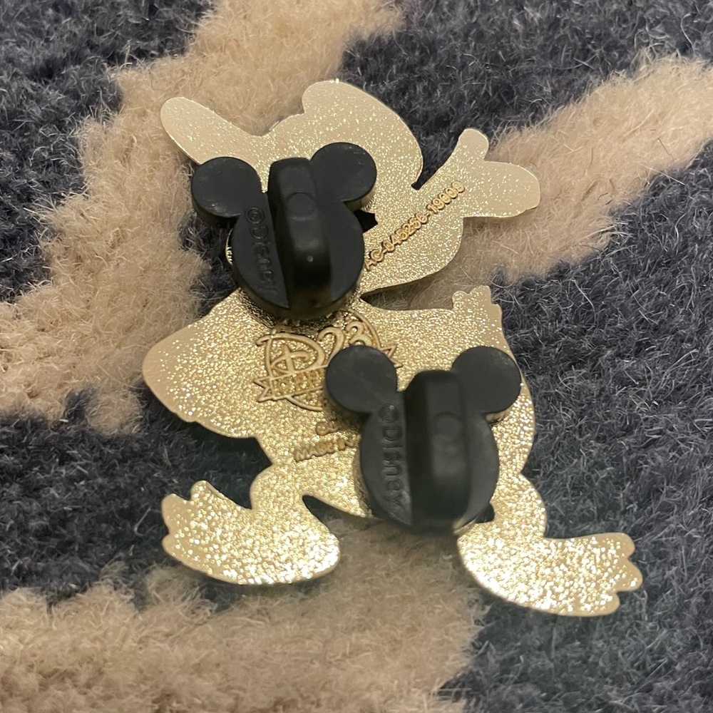 Classic Donald Duck D23 Pin - Picture 2 of 2